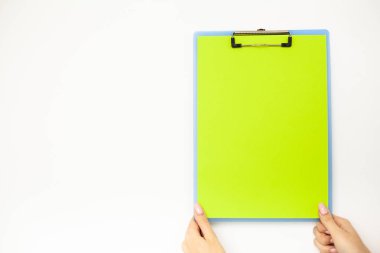 Office el a ağıl ile yeşil renk kağıt ve kalem beyaz masa arka plan üzerinde tutarak. Boşaltmak. Metin için yer