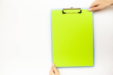 Office el a ağıl ile yeşil renk kağıt ve kalem beyaz masa arka plan üzerinde tutarak. Boşaltmak. Metin için yer