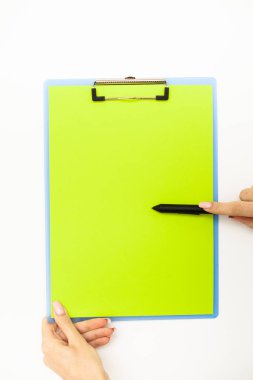 Office el a ağıl ile yeşil renk kağıt ve kalem beyaz masa arka plan üzerinde tutarak. Boşaltmak. Metin için yer