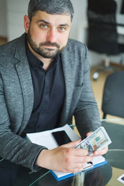 Business Man Sitting at the Desk and Signing Contract. Man takes Bribe for Signing the Contract. High Resolution — Stock Photo, Image