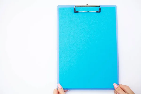 Leere Mappe mit blauem Papier. Hand, die Ordner und Stift auf weißem Hintergrund hält. Kopierraum. Platz für Text — Stockfoto