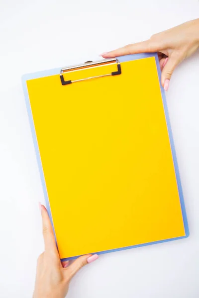 Leere Mappe mit gelbem Papier. Hand, die Ordner und Griff auf weißem Hintergrund hält. Kopierraum. Platz für Text — Stockfoto