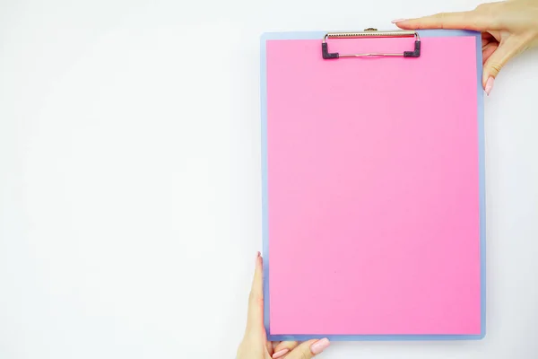 Leere Mappe mit rosa Papier. Hand, die Ordner und Griff auf weißem Hintergrund hält. Kopierraum. Platz für Text — Stockfoto