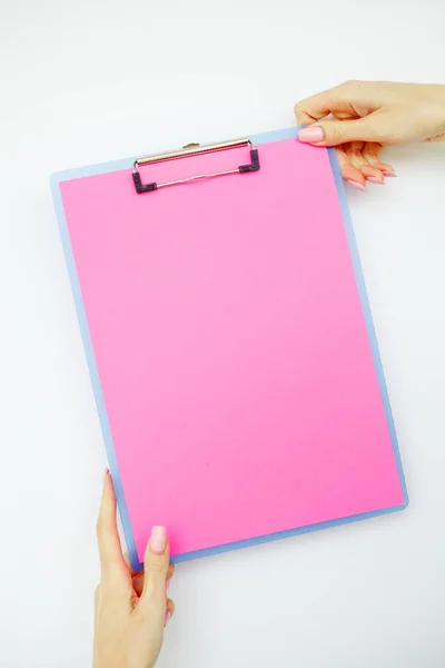 Leere Mappe mit rosa Papier. Hand, die Ordner und Griff auf weißem Hintergrund hält. Kopierraum. Platz für Text — Stockfoto