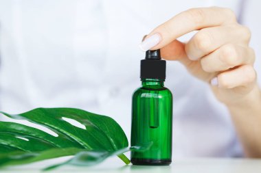 Scin bakım. Bilim adamı test doku güzellik ürünleri ile eller