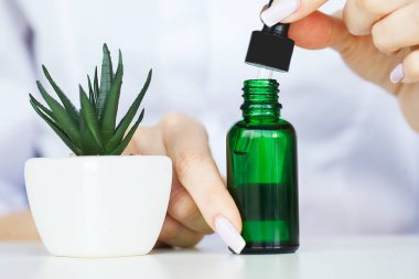 Scin bakım. Bilim adamı test doku güzellik ürünleri ile eller