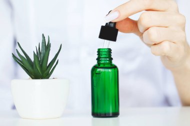 Scin bakım. Bilim adamı test doku güzellik ürünleri ile eller