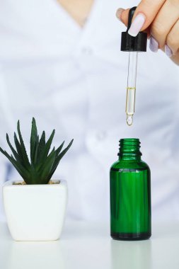 Scin bakım. Bilim adamı test doku güzellik ürünleri ile eller