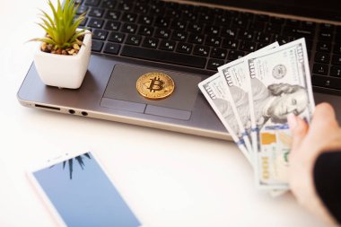 Yakın çekim kadın altın Kripto para tutan kadın cryptocurrency kavramı ile online satın alma