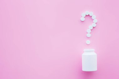 Hapları kapatın. Diyet takviyeleri. Çeşitli hap. Vitamini kapsülleri pembe bir arka plan üzerinde