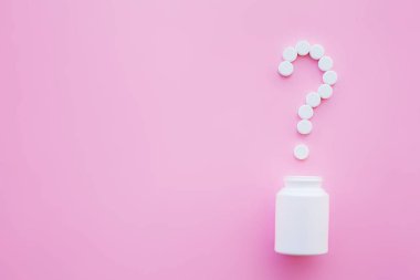 Hapları kapatın. Diyet takviyeleri. Çeşitli hap. Vitamini kapsülleri pembe bir arka plan üzerinde