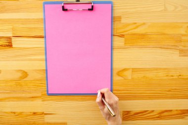 Ahşap masa arka plan üzerinde kırmızı renk kağıt ile bir klasör tutan office el. Boşaltmak. Metin için yer