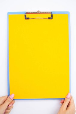 Boş klasör sarı kağıt ile. Bu Holding klasöre el ve beyaz arka plan üzerinde. Boşaltmak. Metin için yer