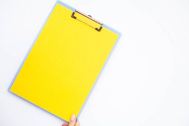 Boş klasör sarı kağıt ile. Bu Holding klasöre el ve beyaz arka plan üzerinde. Boşaltmak. Metin için yer