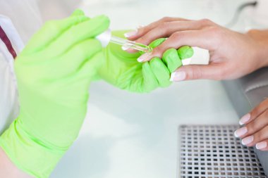 Manikür. Usta onun güzellik salonunda çalışırken dosya onun elinde tutan manikür ustası