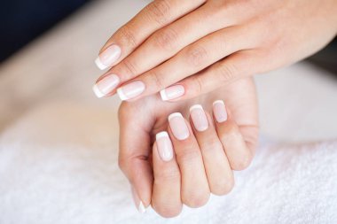 Manikür. Usta onun güzellik salonunda çalışırken dosya onun elinde tutan manikür ustası