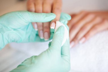 Manikür. Usta onun güzellik salonunda çalışırken dosya onun elinde tutan manikür ustası