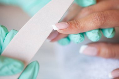 Manikür. Çivi master güzellik Studio Manikür yapıyor