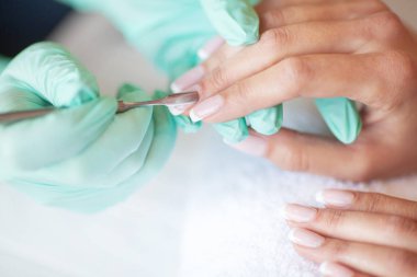 Manikür. Çivi master güzellik Studio Manikür yapıyor