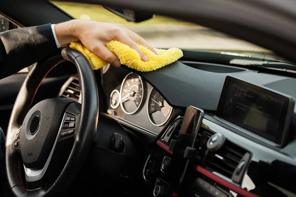 Clining araba. Sarı mikrofiber, yakından görmek ile lüks bir araba panelinin silme