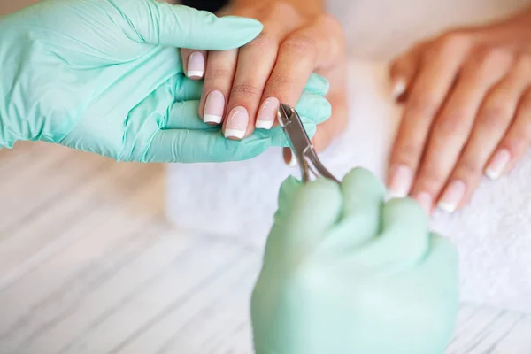 Procedimento de manicure profissional. Pregos mestre fazendo manicure no estúdio de beleza — Fotografia de Stock