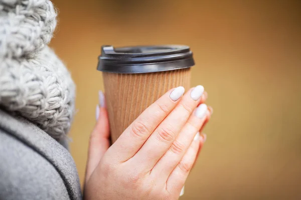 Café para llevar. Mujer joven con café en el parque de otoño — Foto de Stock