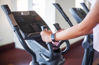 Fitness salonunda egzersiz kız. Kadınlar, vücut geliştirmeci tren, spor yaşam tarzı için egzersizler