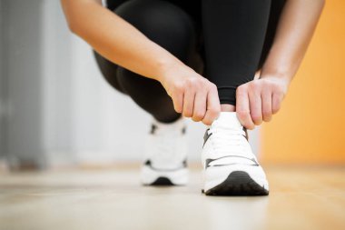 Fitness kadın spor ayakkabı ipi bağlıyor. Spor giyim ve moda Tema