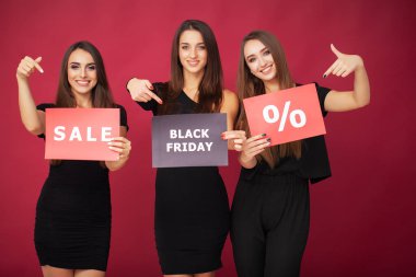 Alışveriş. Üç kadın tutan kırmızı zemin üzerine boş siyah Cuma tatil indirim