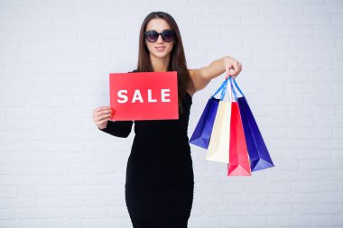 Alışveriş. Kadınlar holdingdiscount boşluklar üzerinde ligth arka planda siyah Cuma tatil