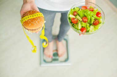 Sağlık. İnce kız tutmak ellerini taze salata içinde. Sağlıklı beslenme. Diyet. Yüksek çözünürlük