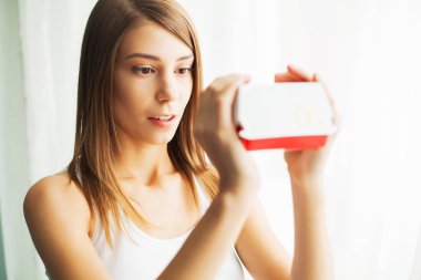 Diyet. Sağlıklı ve sağlıksız beslenme kavramı. Modeli artı boyutu yapar bir seçim sağlıklı gıda ve meyve lehine fast food ve burger reddederek