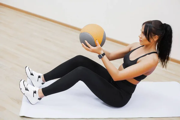 Fitness vrouw doen oefeningen op het bovenaanzicht van de pers. Schattig meisje sporten in de sportschool — Stockfoto