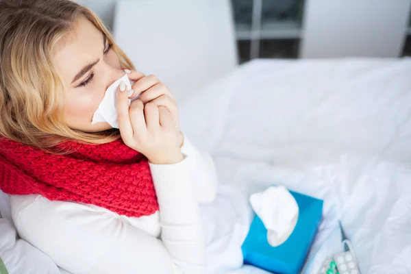 Wanita sakit. Wanita dengan virus flu terbaring di tempat tidur, dia mengukur suhu tubuhnya dengan termometer — Stok Foto