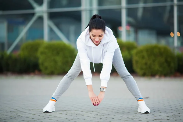 Fitness. Piękna młoda kobieta w parku - Sport i zdrowy styl życia koncepcja — Zdjęcie stockowe