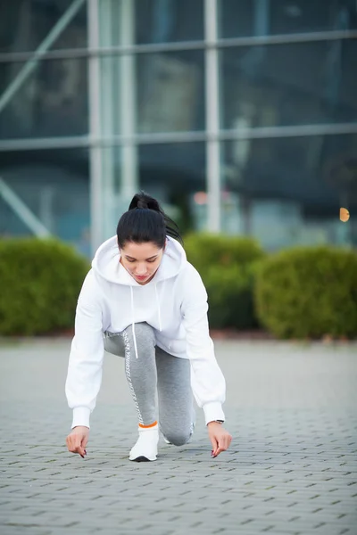 Фитнес. Молодая женщина, тренирующаяся в парке - концепция спорта и здорового образа жизни — стоковое фото