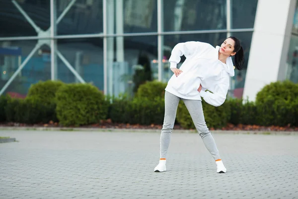 Fitness. Hermosa mujer joven haciendo ejercicio en el parque - Deporte y estilo de vida saludable concepto —  Fotos de Stock