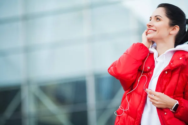 Fitness. Kvinna lyssnar musik på telefon medan du tränar utomhus - Sport och hälsosam livsstilskoncept — Stockfoto