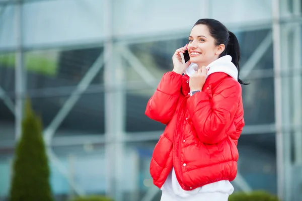 Fitness Woman have break, talking on phone - Sport and healthy lifestyle concept — Stock Photo, Image