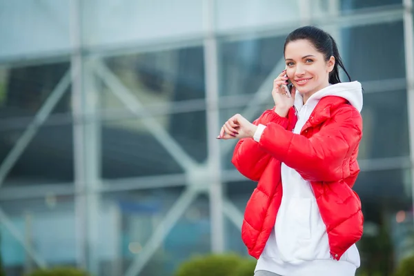 Fitness Woman have break, talking on phone - Sport and healthy lifestyle concept — Stock Photo, Image