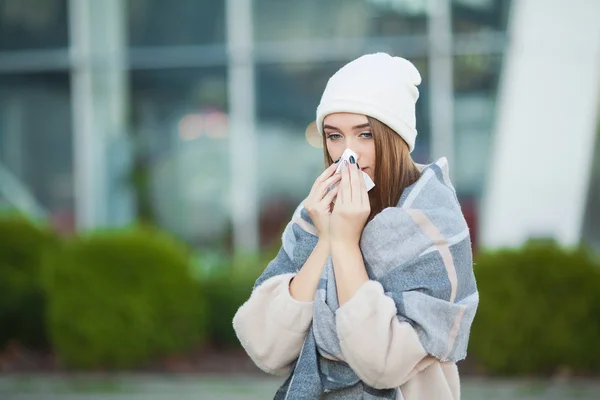 Dingin dan flu. Wanita muda yang menarik luar ruangan dengan jaringan putih — Stok Foto