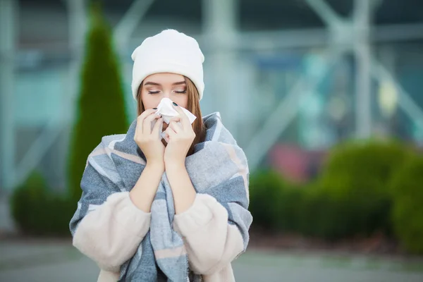 Dingin dan flu. Wanita muda yang menarik luar ruangan dengan jaringan putih — Stok Foto