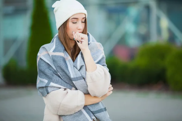 Erkältung und Grippe. Frau wird krank und hustet, trägt Herbstkleidung — Stockfoto