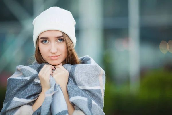 Erkältung und Grippe. Frau wird krank und hustet, trägt Herbstkleidung — Stockfoto