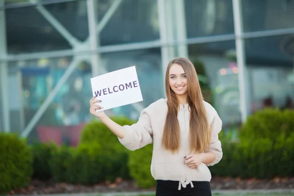 Women business with the poster with welcome message — Stock Photo, Image