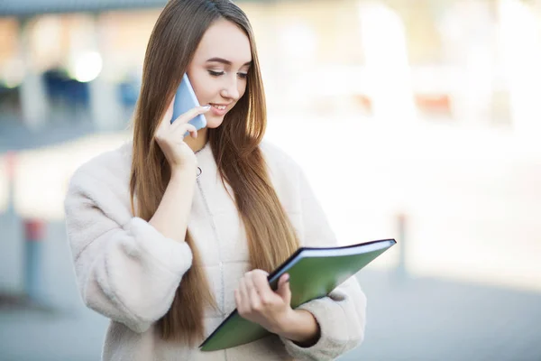 Affärskvinna talar i mobiltelefon i Lviv stadsbilden bakgrund — Stockfoto