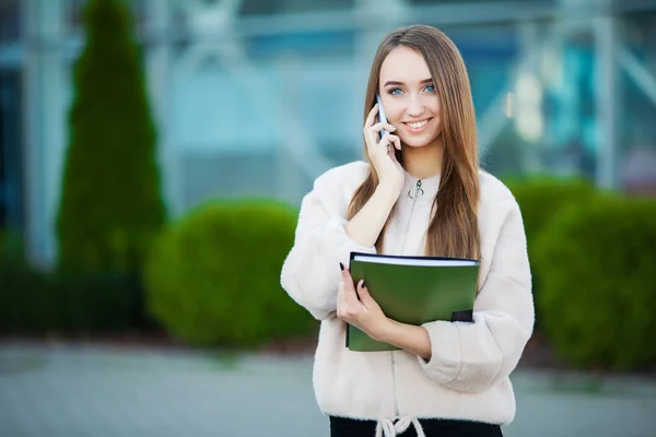 Affärskvinna talar i mobiltelefon i Lviv stadsbilden bakgrund — Stockfoto