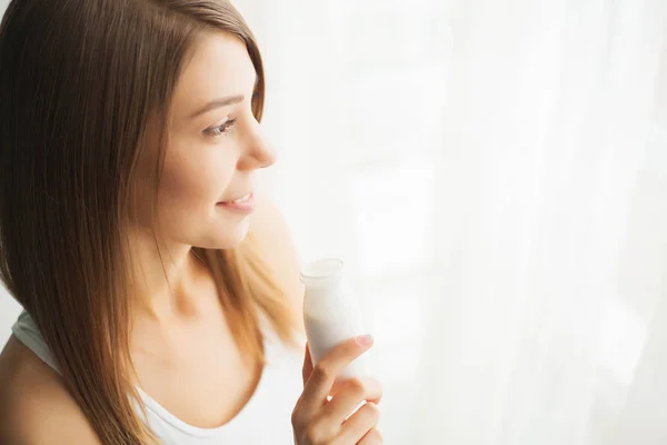 Mulher segurando beber iogurte dentro de casa. Nutrição saudável — Fotografia de Stock