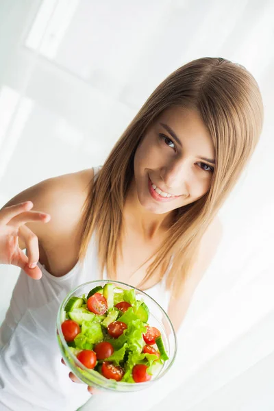 Hälsosam sallad. Ung vacker kvinna äta sallad — Stockfoto