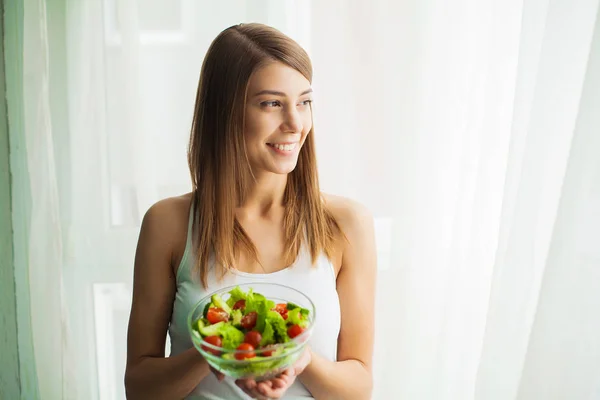 Sağlıklı salata. Salata yemek genç güzel kadın — Stok fotoğraf